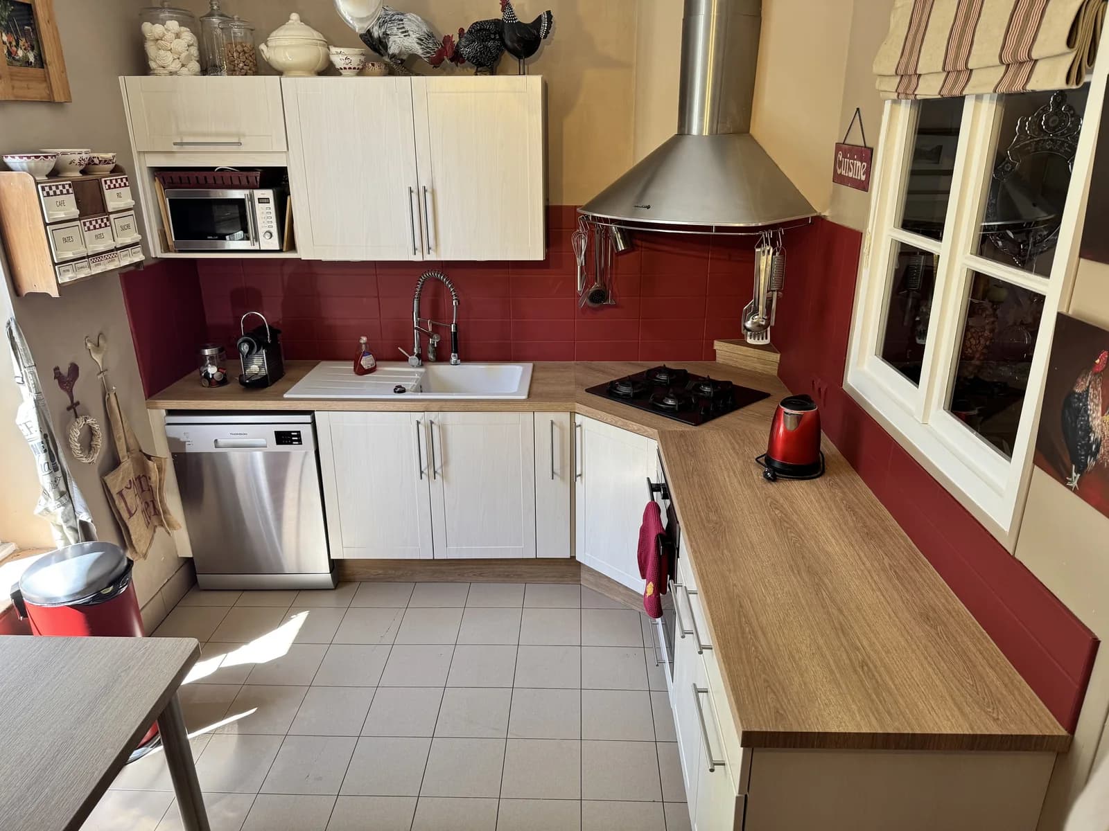 Après : Cuisine après rénovation du plan de travail, avec une finition aspect bois clair.
