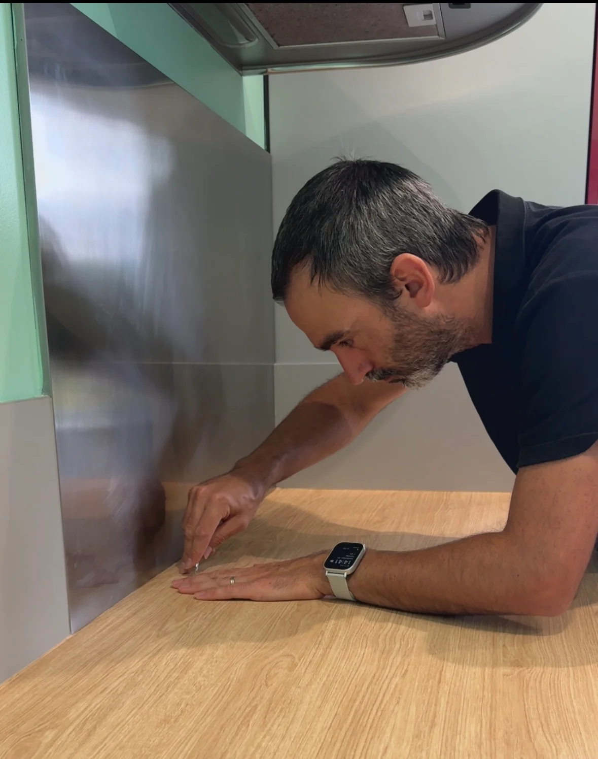 Découpe en cours d'un film sur plan de travail